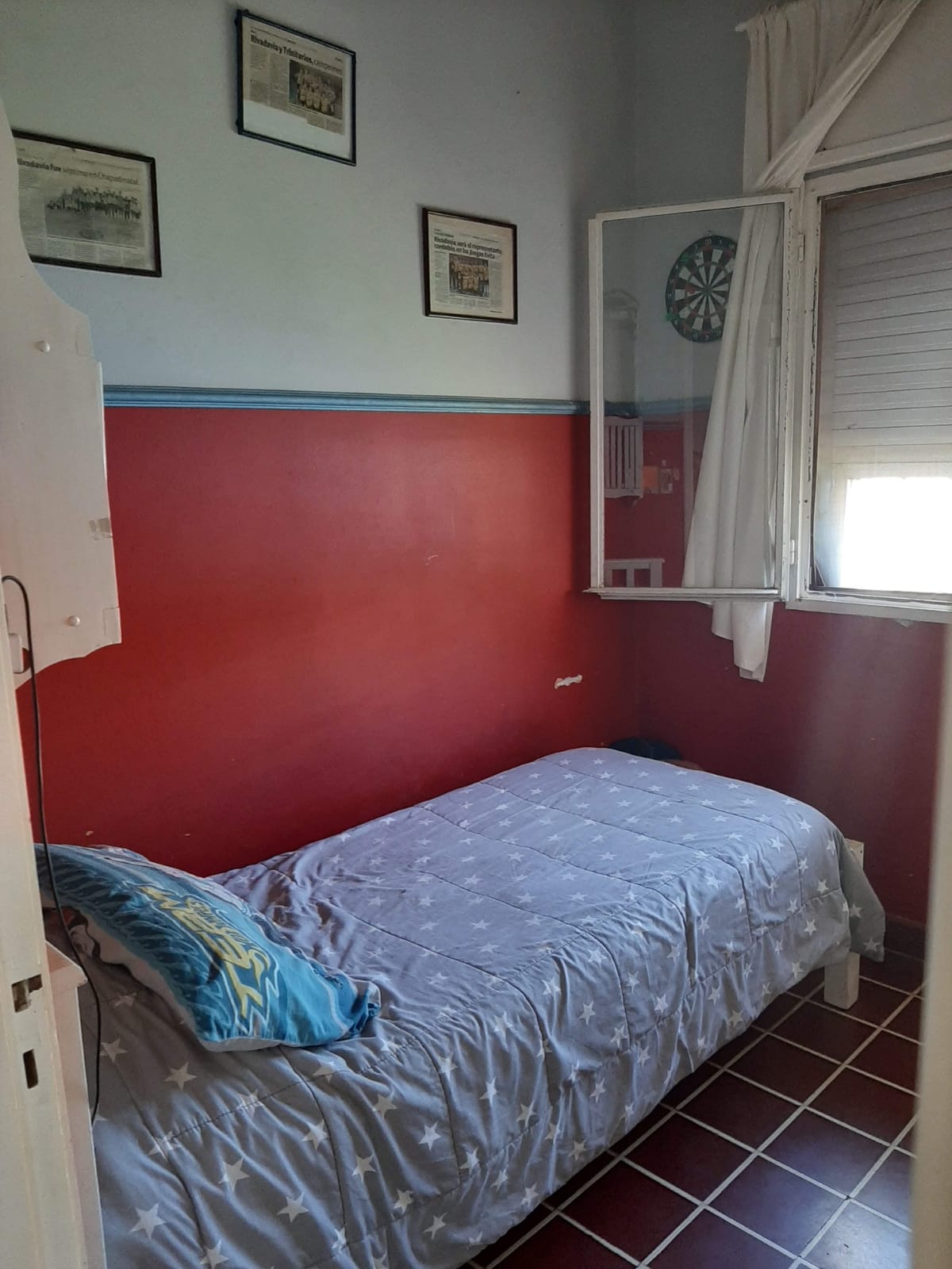 9 · 30 mts de fente x 30 mts de fondo - 155 mts Sup Cubierta · 281 metros Totales. Esta compuesta por 3 dormitorios · dos baños · local comercial · living comedor amplio · cocina separada · patio de luz y patio trasero. - foto 6