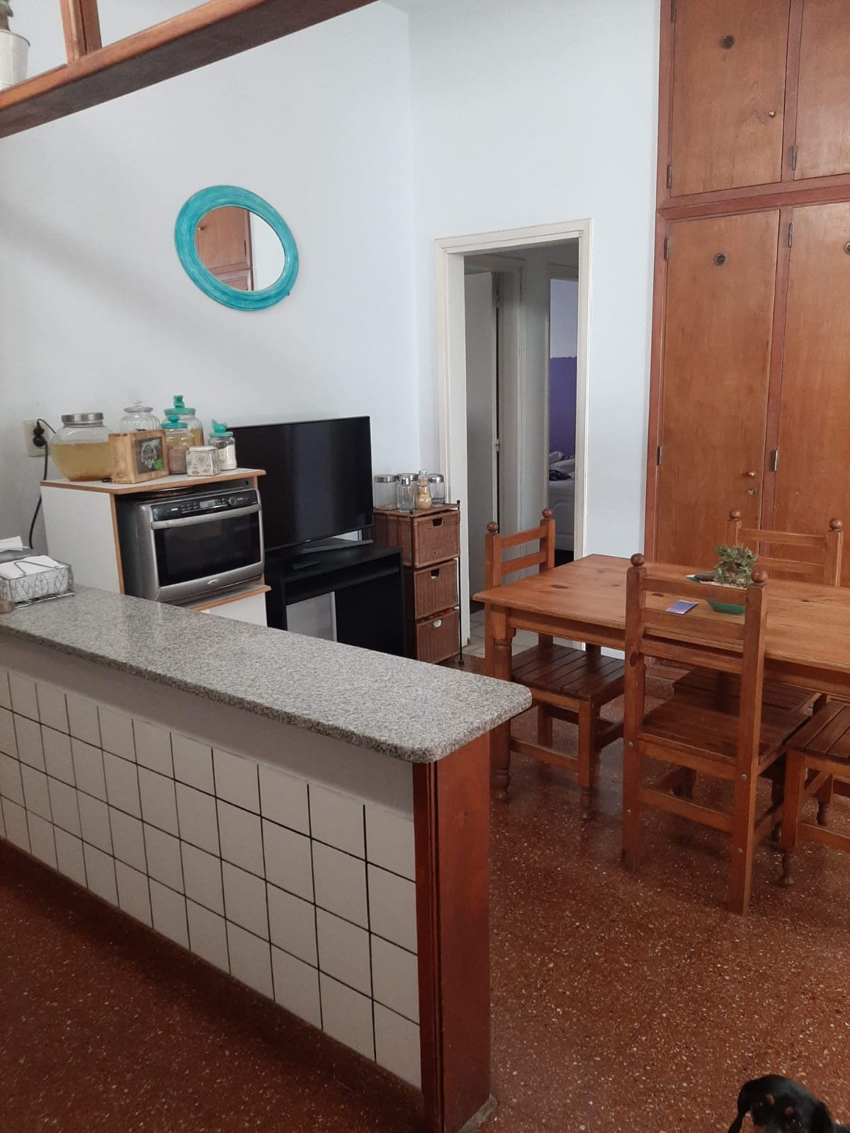 9 · 30 mts de fente x 30 mts de fondo - 155 mts Sup Cubierta · 281 metros Totales. Esta compuesta por 3 dormitorios · dos baños · local comercial · living comedor amplio · cocina separada · patio de luz y patio trasero. - foto 5