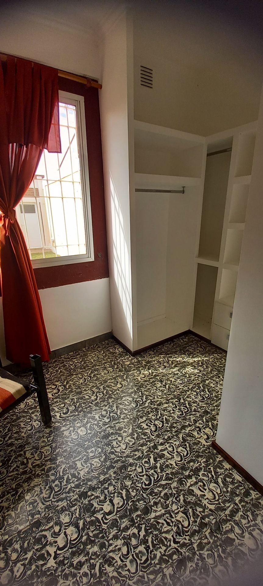 266 metros Totales · 201 metros Cubiertos · 2 dormitorios (uno de ellos con vestidor · otro con placard) · un baño principal · living separado · cocina comedor · garaje para 3 autos que se adapta como quincho ya que posee un divisorio con puerta corrediza de aluminio y vidrio · asador · barra desayunadora · lavadero y kichenet. El patio es de tamaño mediano y se encuentran dos cuartos de guardados. - foto 9