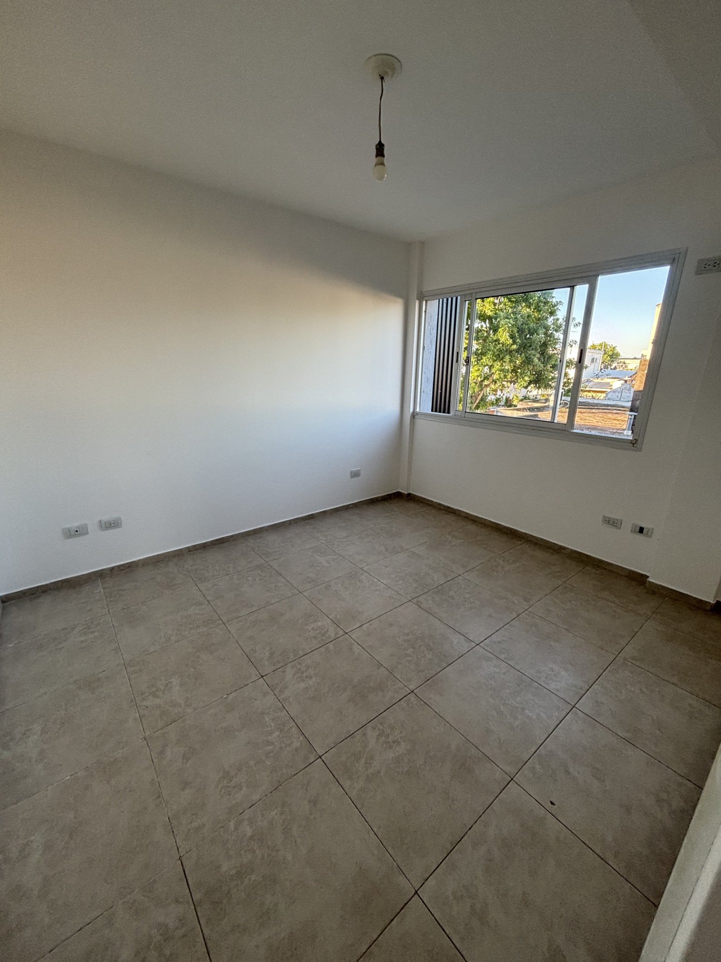 266 metros Totales · 201 metros Cubiertos · 2 dormitorios (uno de ellos con vestidor · otro con placard) · un baño principal · living separado · cocina comedor · garaje para 3 autos que se adapta como quincho ya que posee un divisorio con puerta corrediza de aluminio y vidrio · asador · barra desayunadora · lavadero y kichenet. El patio es de tamaño mediano y se encuentran dos cuartos de guardados. - foto 10