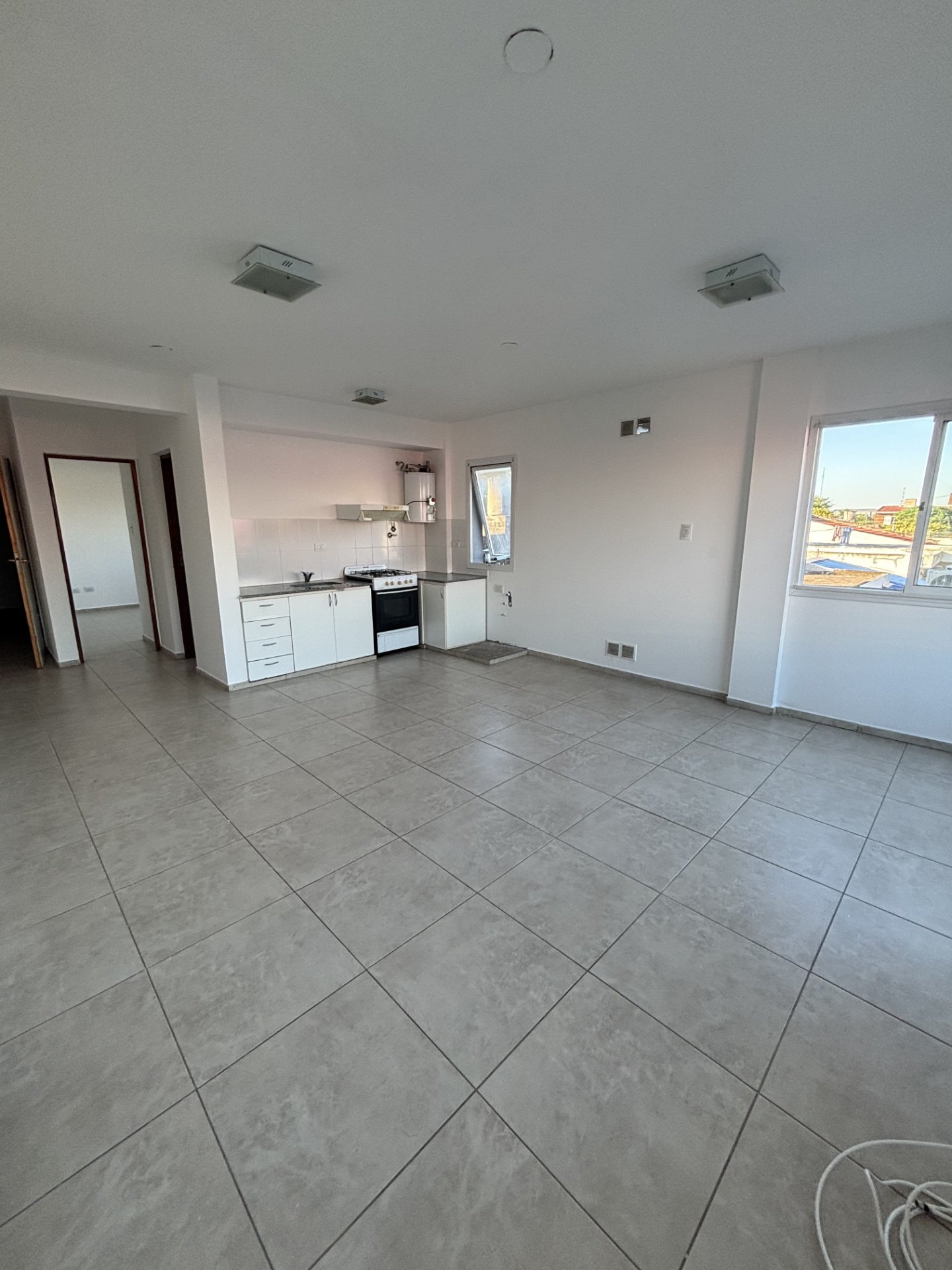 266 metros Totales · 201 metros Cubiertos · 2 dormitorios (uno de ellos con vestidor · otro con placard) · un baño principal · living separado · cocina comedor · garaje para 3 autos que se adapta como quincho ya que posee un divisorio con puerta corrediza de aluminio y vidrio · asador · barra desayunadora · lavadero y kichenet. El patio es de tamaño mediano y se encuentran dos cuartos de guardados. - foto 15