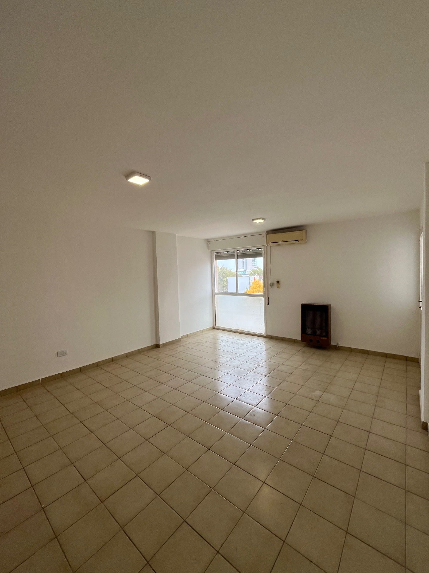3 habitaciones con placard · 1 baño · living · comedor · balcón · cocina separada amoblada - foto 3