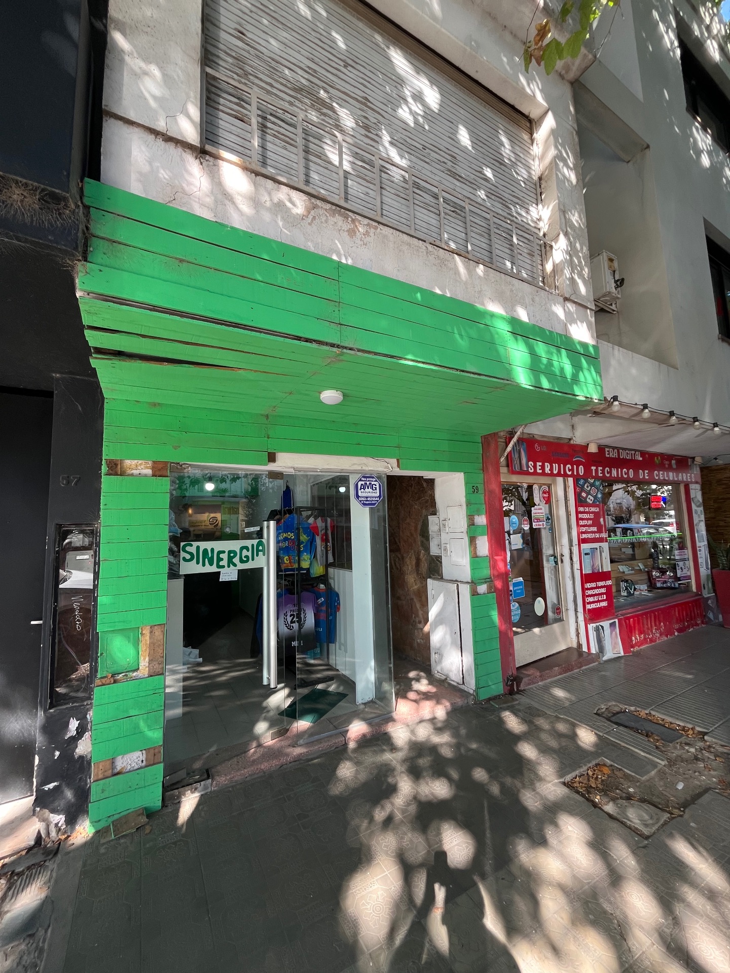 Cuenta con tres unidades a restaurar · lo que la convierte en una excelente oportunidad de inversión:
	•	Local comercial pequeño al frente · con salida directa a la calle.
	•	Departamento de un dormitorio en planta alta.
	•	Casa interna ubicada en el fondo del terreno.

El terreno posee 210 m² y 197 m² construidos. - foto 5
