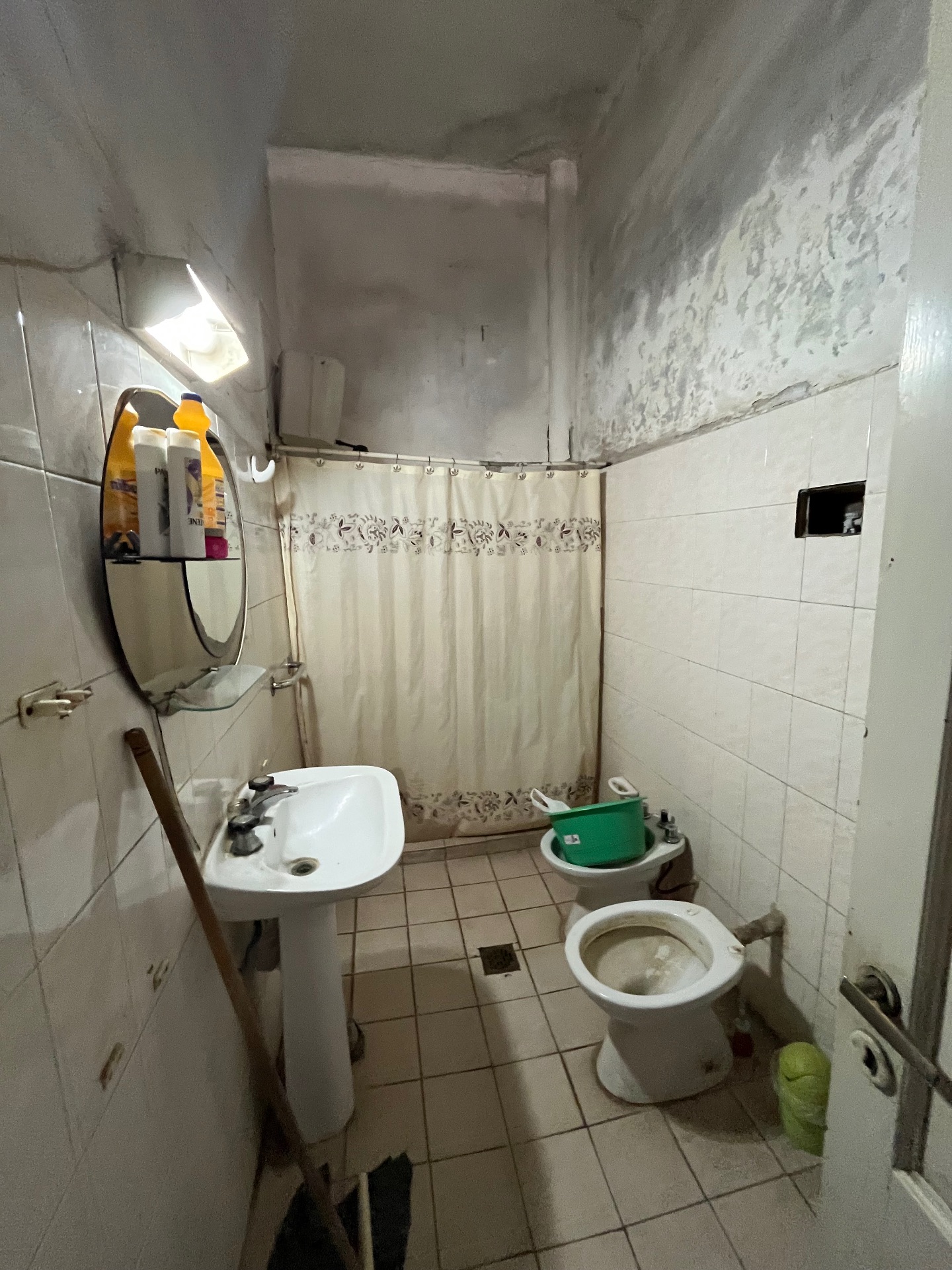 Cuenta con tres unidades a restaurar · lo que la convierte en una excelente oportunidad de inversión:
	•	Local comercial pequeño al frente · con salida directa a la calle.
	•	Departamento de un dormitorio en planta alta.
	•	Casa interna ubicada en el fondo del terreno.

El terreno posee 210 m² y 197 m² construidos. - foto 6