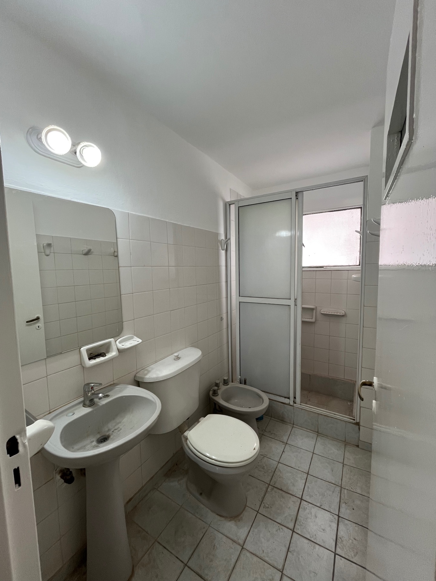 3 habitaciones con placard · 1 baño · living · comedor · balcón · cocina separada amoblada - foto 7