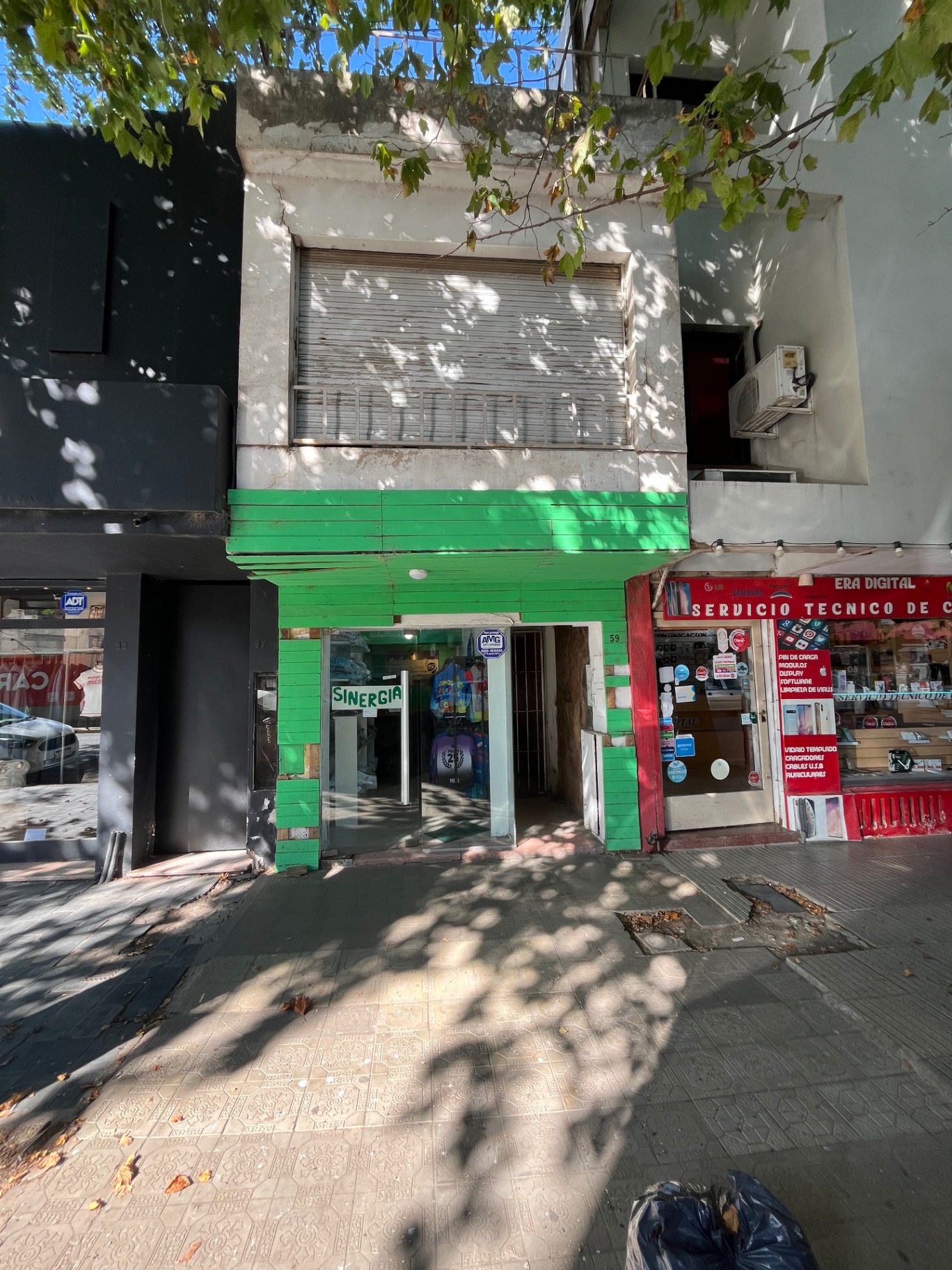 Cuenta con tres unidades a restaurar · lo que la convierte en una excelente oportunidad de inversión:
	•	Local comercial pequeño al frente · con salida directa a la calle.
	•	Departamento de un dormitorio en planta alta.
	•	Casa interna ubicada en el fondo del terreno.

El terreno posee 210 m² y 197 m² construidos. - foto 2