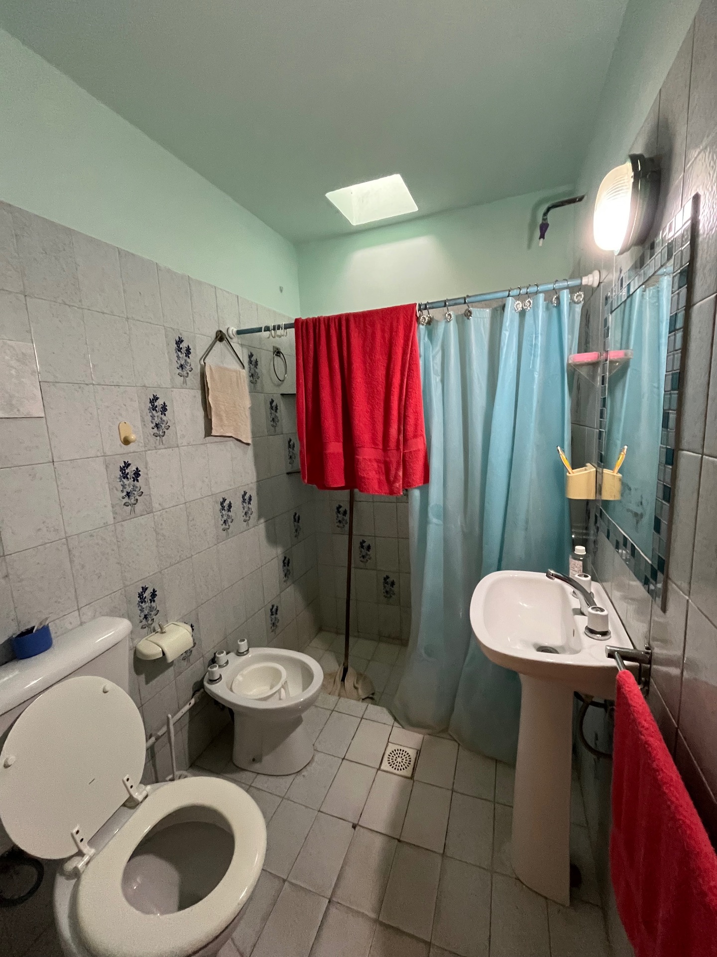 Casa esquina · 2 habitaciones · 1 baño · cocina separada · living- comedor · patio y entrada para vehículo - foto 4