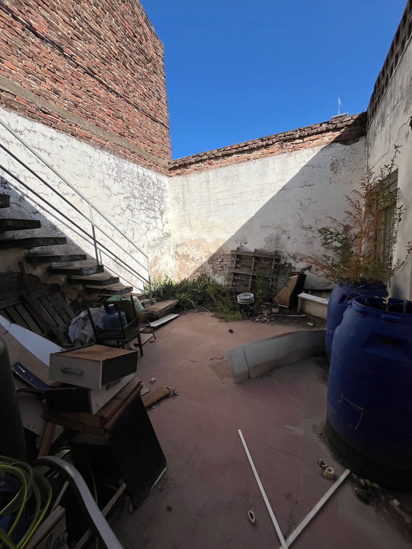 Cuenta con tres unidades a restaurar · lo que la convierte en una excelente oportunidad de inversión:
	•	Local comercial pequeño al frente · con salida directa a la calle.
	•	Departamento de un dormitorio en planta alta.
	•	Casa interna ubicada en el fondo del terreno.

El terreno posee 210 m² y 197 m² construidos. - foto 3