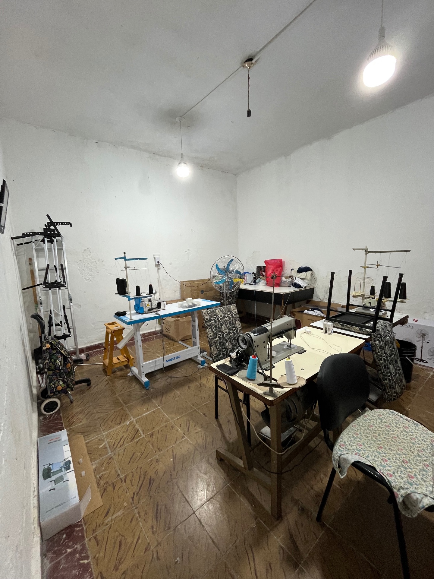 Cuenta con tres unidades a restaurar · lo que la convierte en una excelente oportunidad de inversión:
	•	Local comercial pequeño al frente · con salida directa a la calle.
	•	Departamento de un dormitorio en planta alta.
	•	Casa interna ubicada en el fondo del terreno.

El terreno posee 210 m² y 197 m² construidos. - foto 4