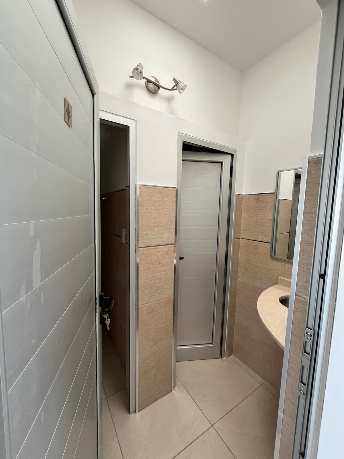 SALON DE 80 M2 · BAÑO DE DAMAS · BAÑO DE CABALLEROS · SECTOR COCINA · AIRES ACONDICIONADOS - foto 5