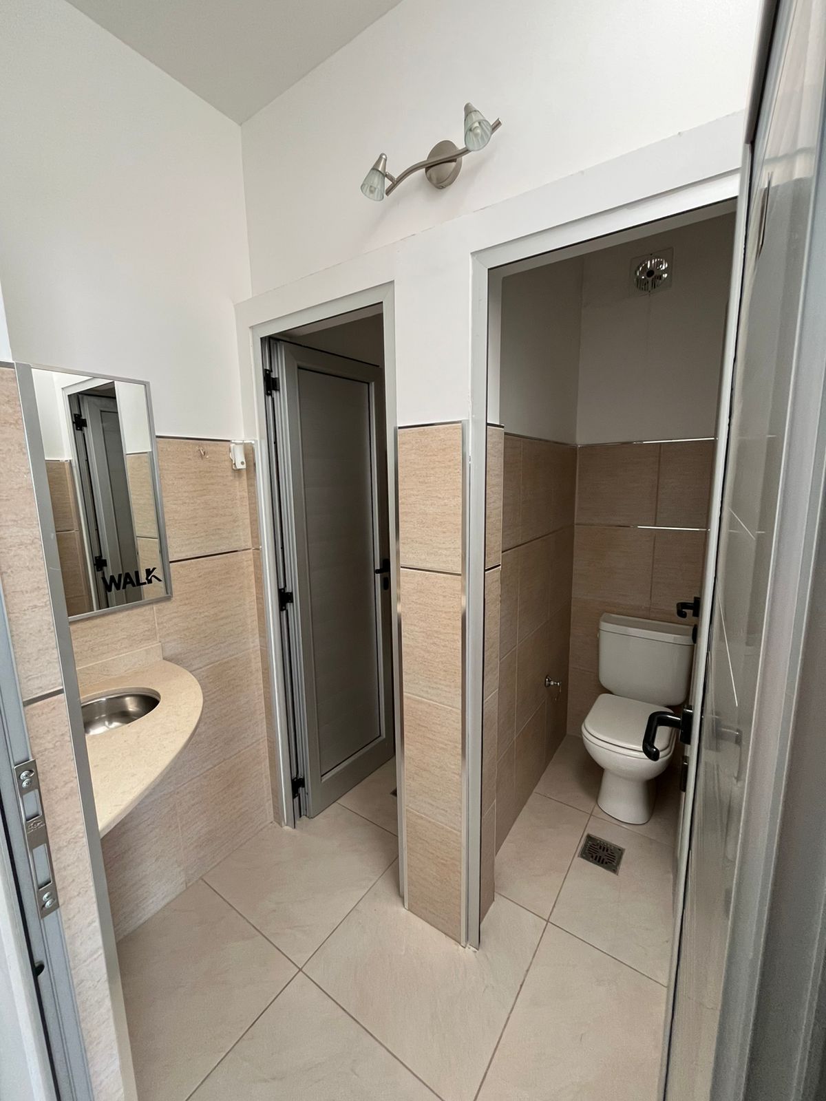 SALON DE 80 M2 · BAÑO DE DAMAS · BAÑO DE CABALLEROS · SECTOR COCINA · AIRES ACONDICIONADOS - foto 4