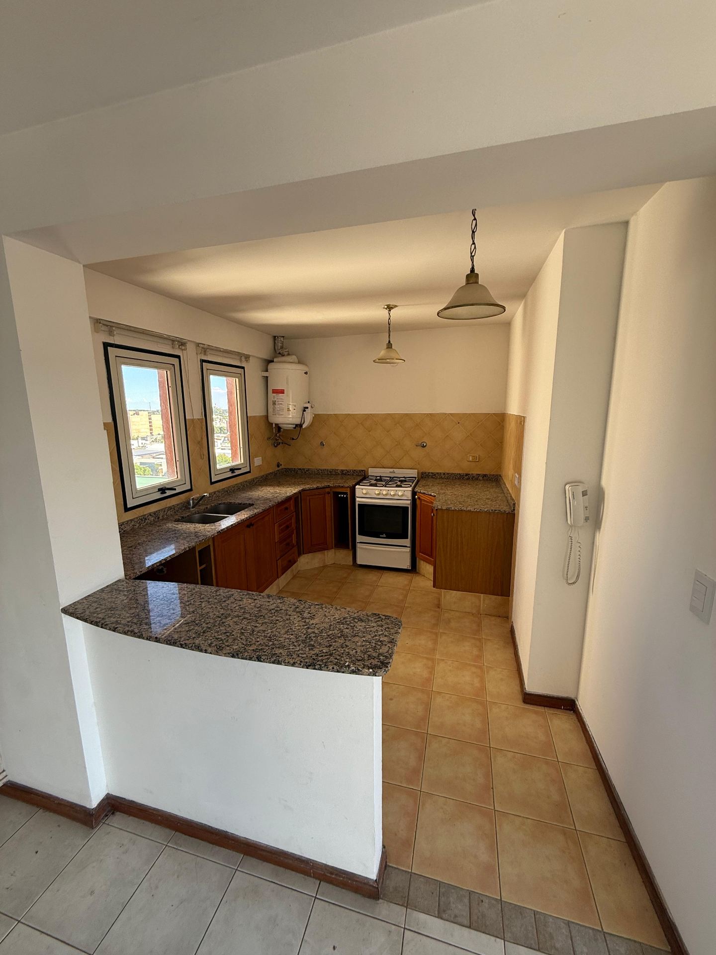 SEMIPISO EN PISO 9 · LIVING · COMEDOR AMPLIO · COCINA · TRES DORMITORIOS · ANTE BAÑO · BAÑO PRINCIPAL · BAÑO DE SERVICIO · TRES BALCONES · COCHERA - foto 2