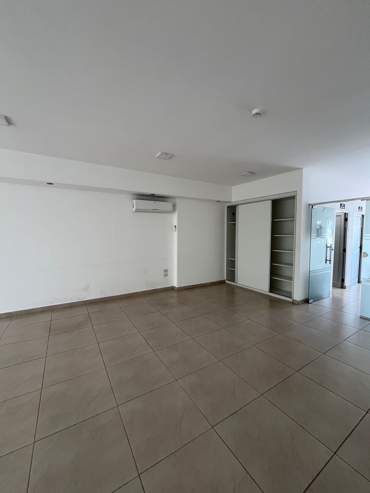 SALON DE 80 M2 · BAÑO DE DAMAS · BAÑO DE CABALLEROS · SECTOR COCINA · AIRES ACONDICIONADOS - foto 2