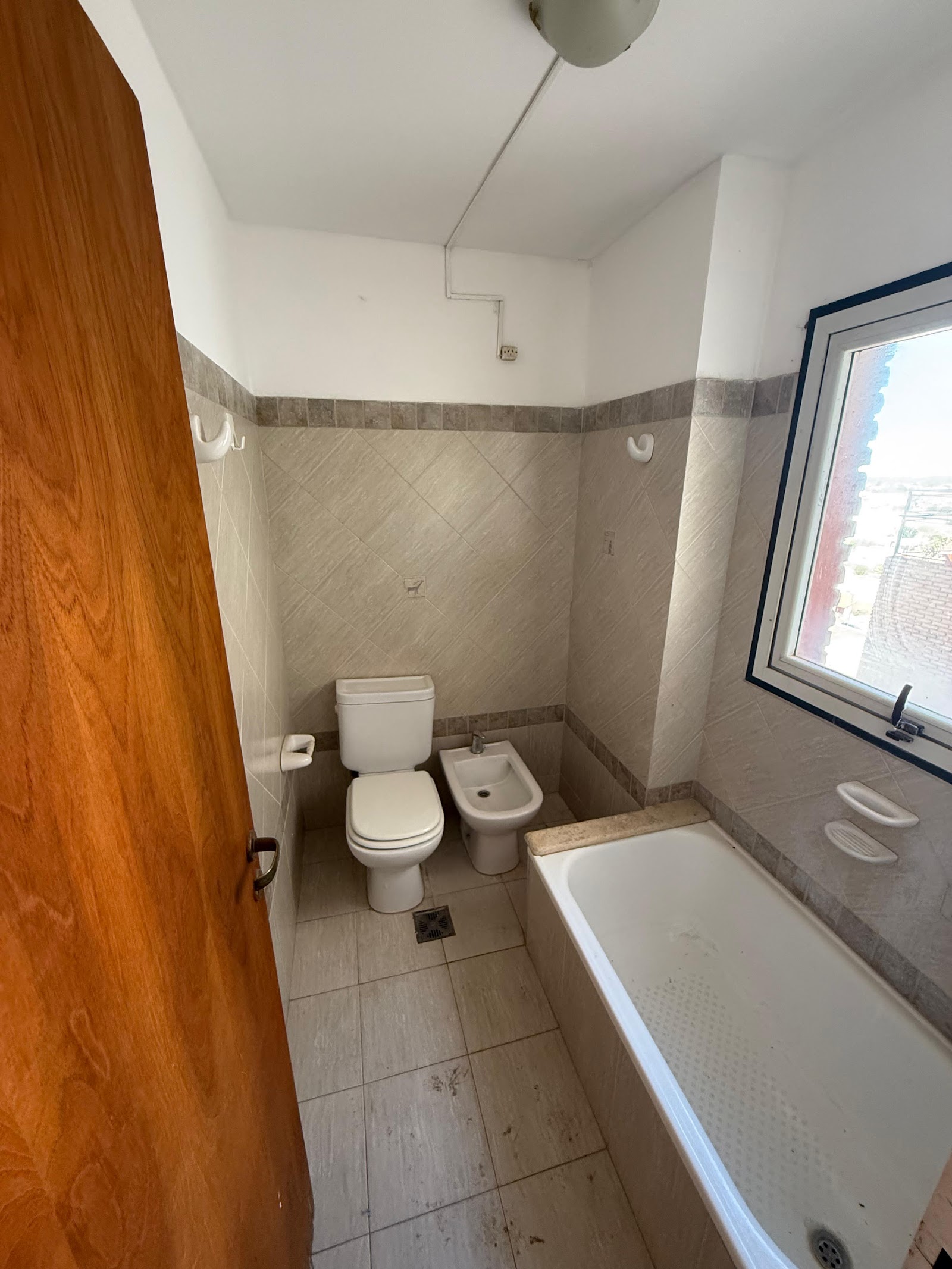 SEMIPISO EN PISO 9 · LIVING · COMEDOR AMPLIO · COCINA · TRES DORMITORIOS · ANTE BAÑO · BAÑO PRINCIPAL · BAÑO DE SERVICIO · TRES BALCONES · COCHERA - foto 7