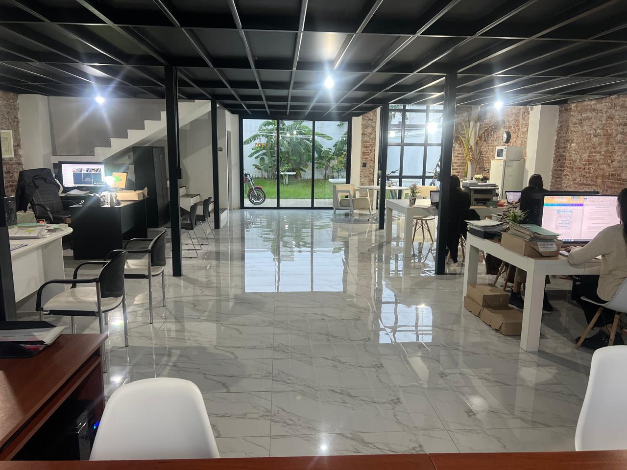 DOS PISOS · DIMENSIONES: 280 M2 · PATIO TRASERO: 48 M2 · DOS BAÑOS - foto 3