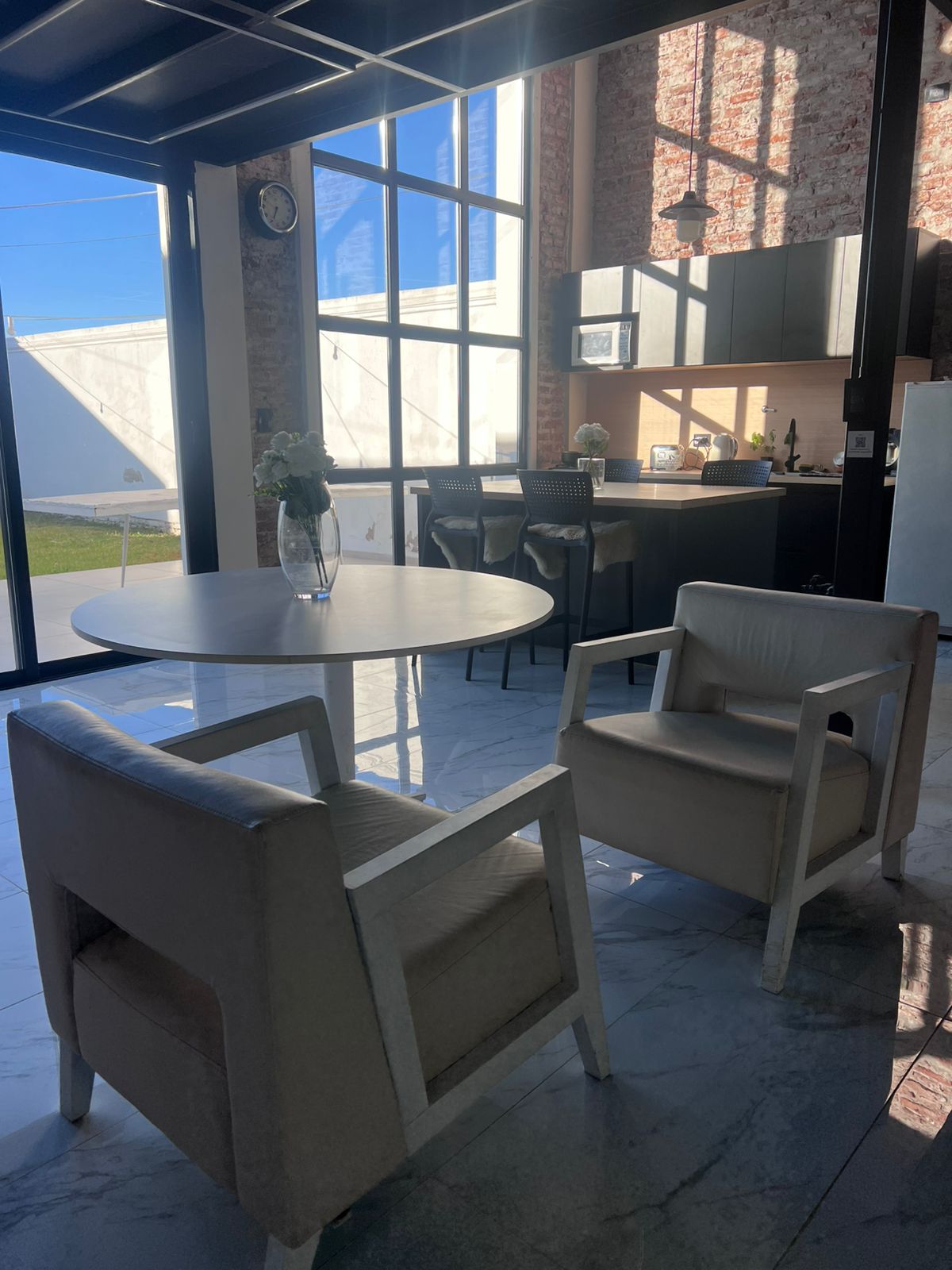 DOS PISOS · DIMENSIONES: 280 M2 · PATIO TRASERO: 48 M2 · DOS BAÑOS - foto 6