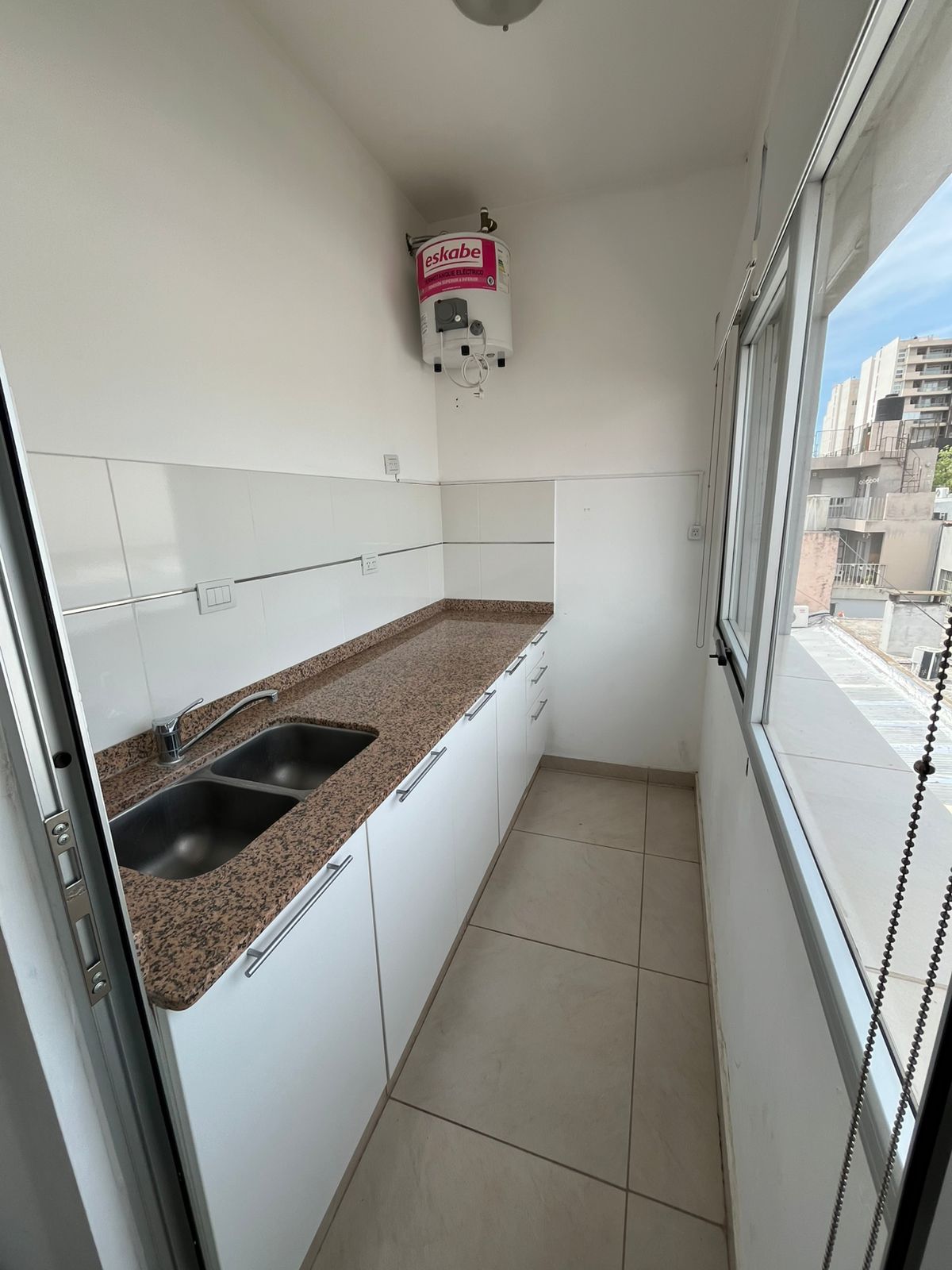 SALON DE 80 M2 · BAÑO DE DAMAS · BAÑO DE CABALLEROS · SECTOR COCINA · AIRES ACONDICIONADOS - foto 3