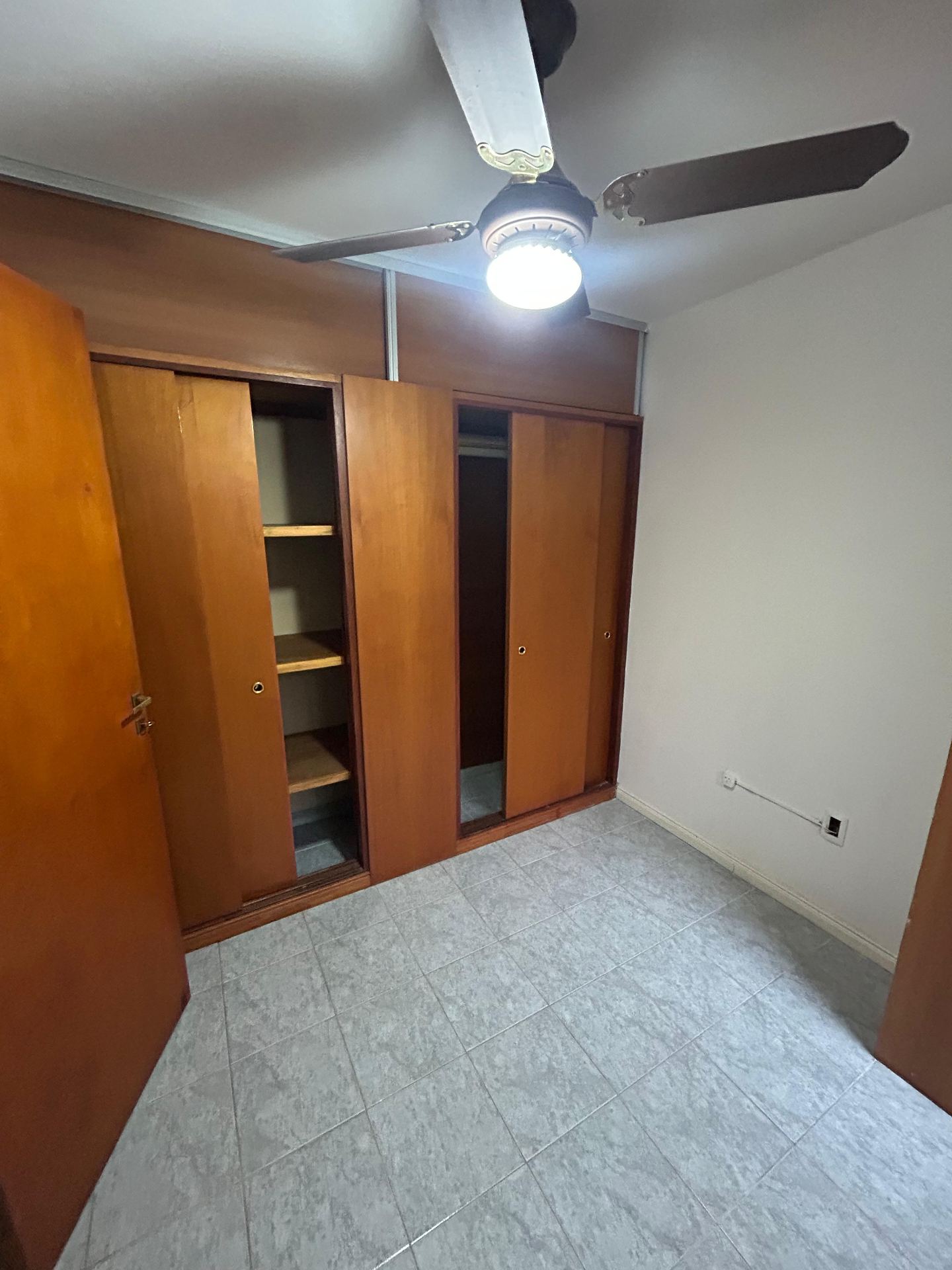 DOS HABITACIONES CON PLACARD · COCINA · LIVING COMEDOR · BAÑO - foto 4