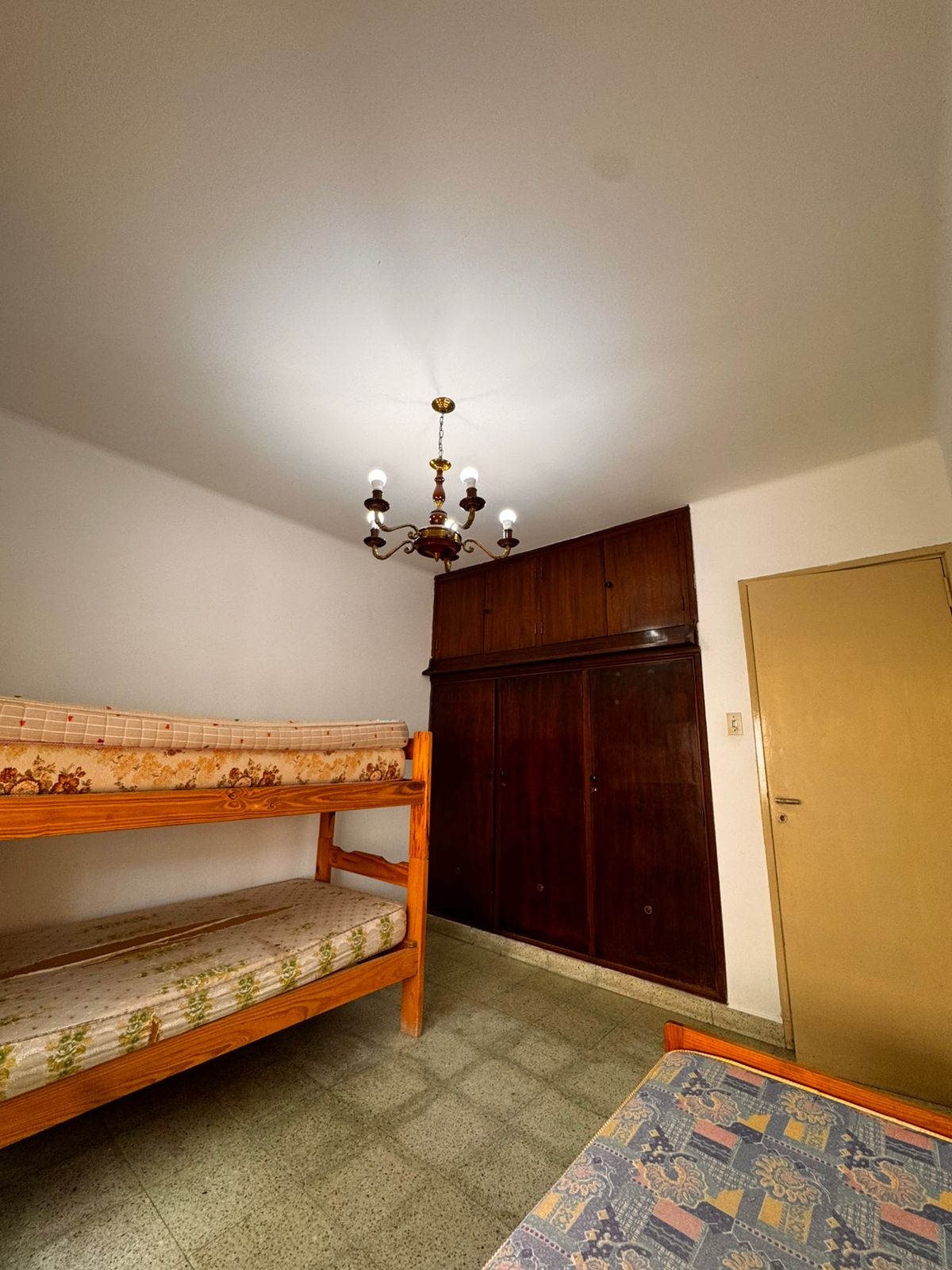 LIVING · COMEDOR · COCINA · DOS HABITACIONES CON PLACARD · DOS BAÑOS · LAVADERO · DESPENSA · GARAGE · PATIO CON ASADOR · AMOBLAMIENTO - foto 5