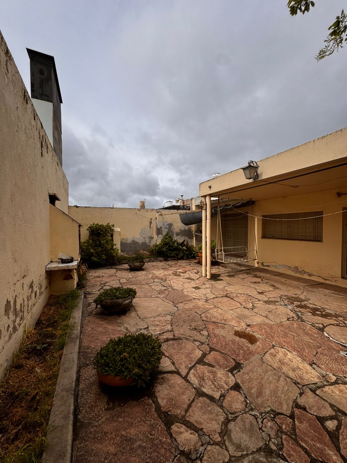 LIVING · COMEDOR · COCINA · DOS HABITACIONES CON PLACARD · DOS BAÑOS · LAVADERO · DESPENSA · GARAGE · PATIO CON ASADOR · AMOBLAMIENTO - foto 9