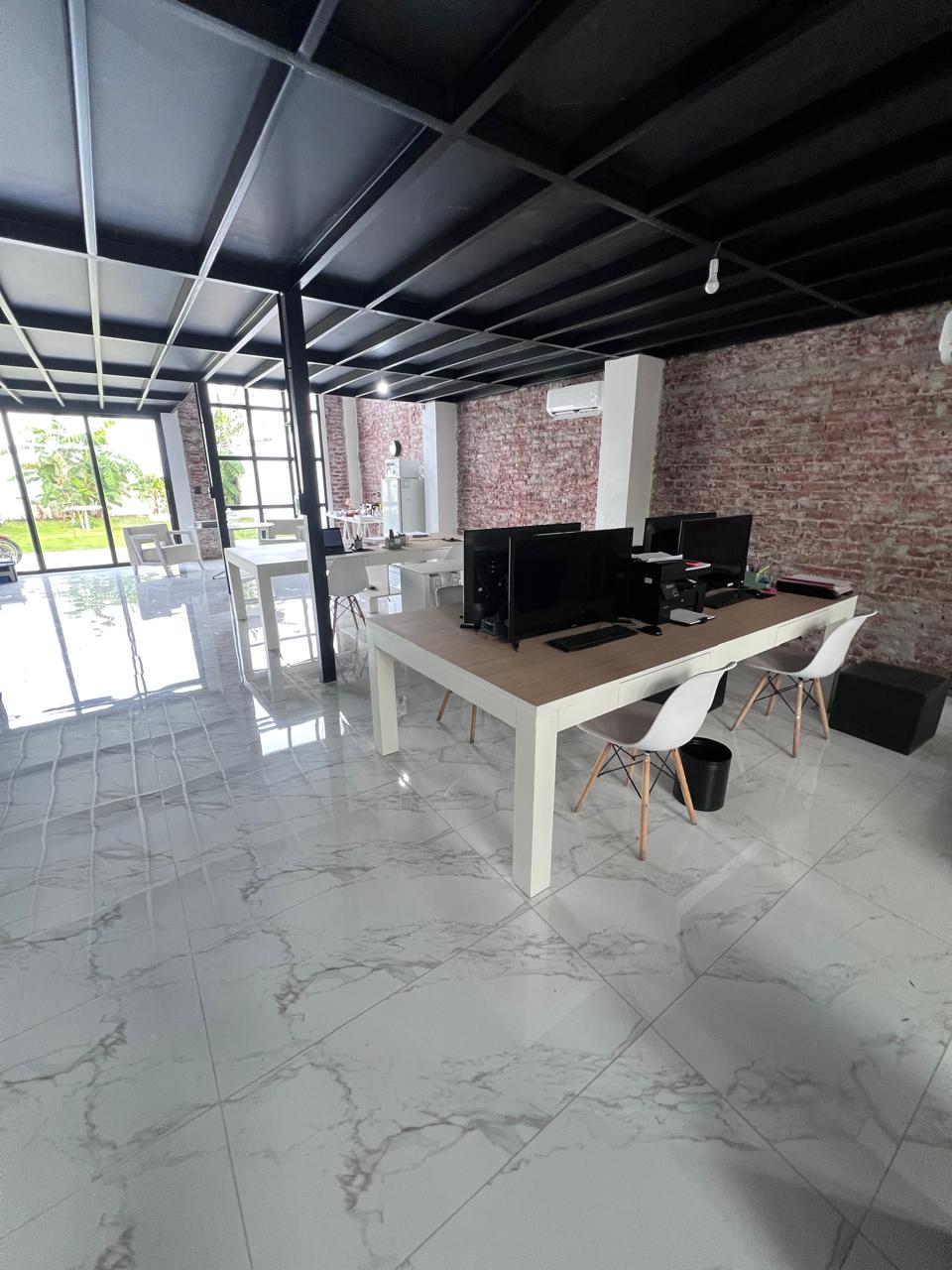 DOS PISOS · DIMENSIONES: 280 M2 · PATIO TRASERO: 48 M2 · DOS BAÑOS - foto 4