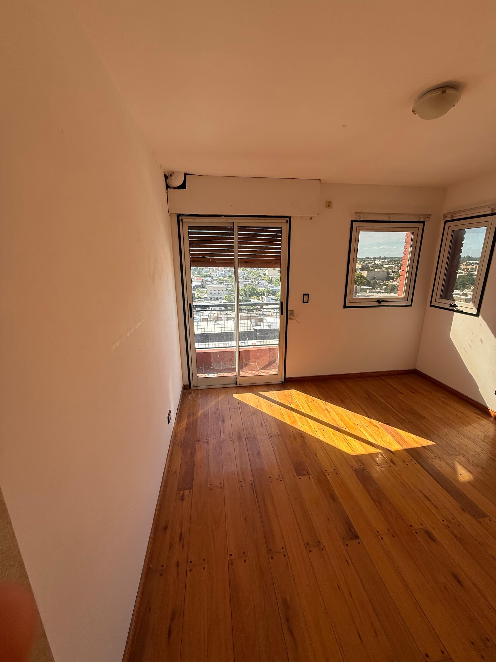 SEMIPISO EN PISO 9 · LIVING · COMEDOR AMPLIO · COCINA · TRES DORMITORIOS · ANTE BAÑO · BAÑO PRINCIPAL · BAÑO DE SERVICIO · TRES BALCONES · COCHERA - foto 3