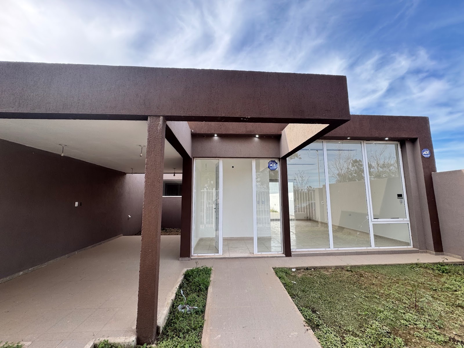 3 dormitorios · baño · living · cocina · patio · cochera - foto 12