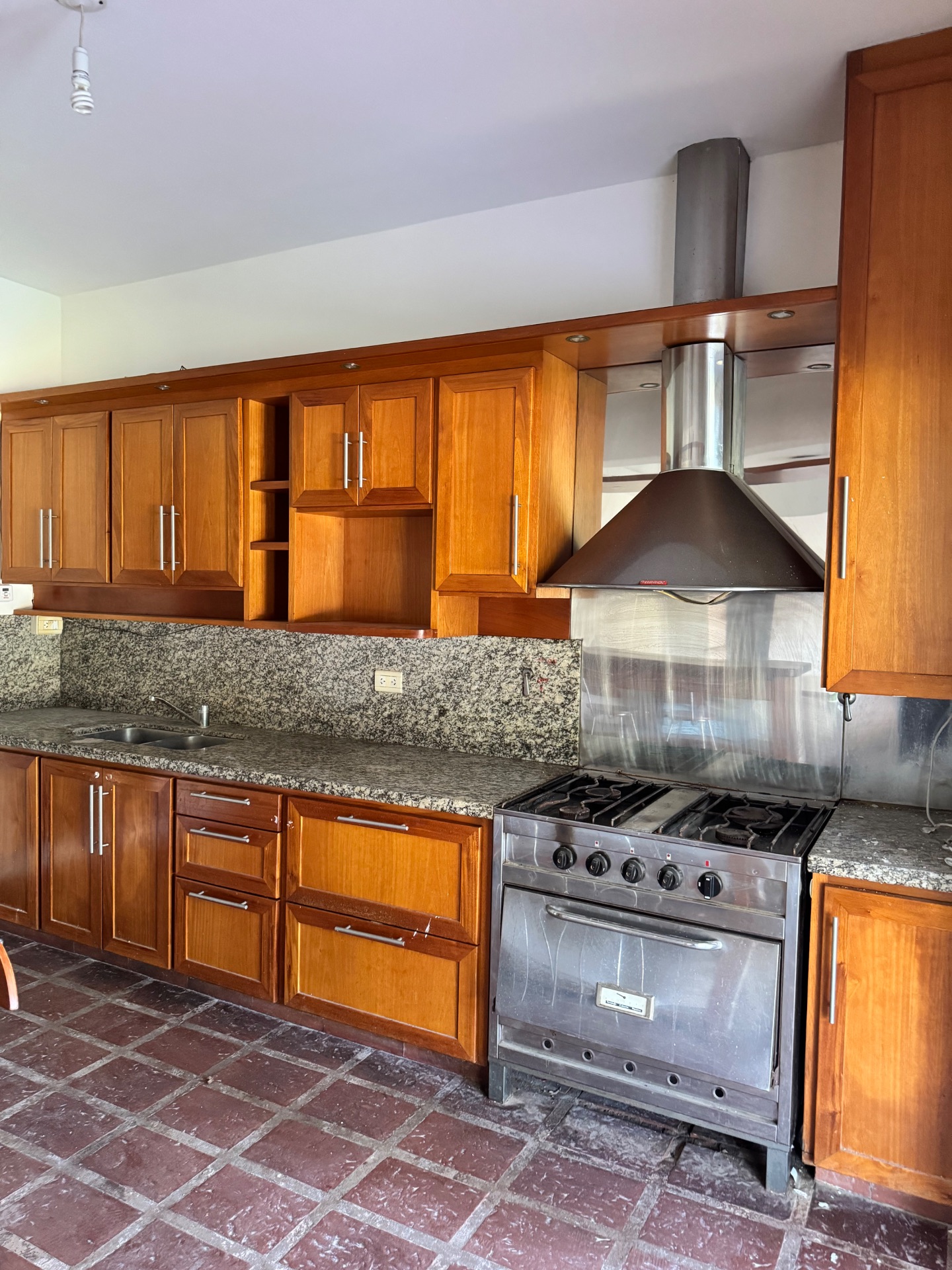 3 habitaciones · 3 baños · cocinan · living · quincho · lavadero · patio · cochera doble - foto 10