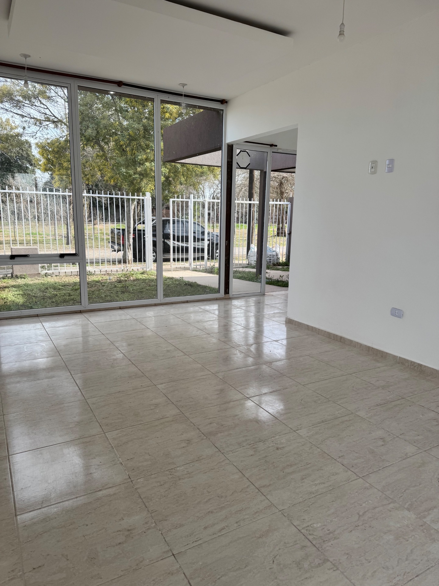 3 dormitorios · baño · living · cocina · patio · cochera - foto 5