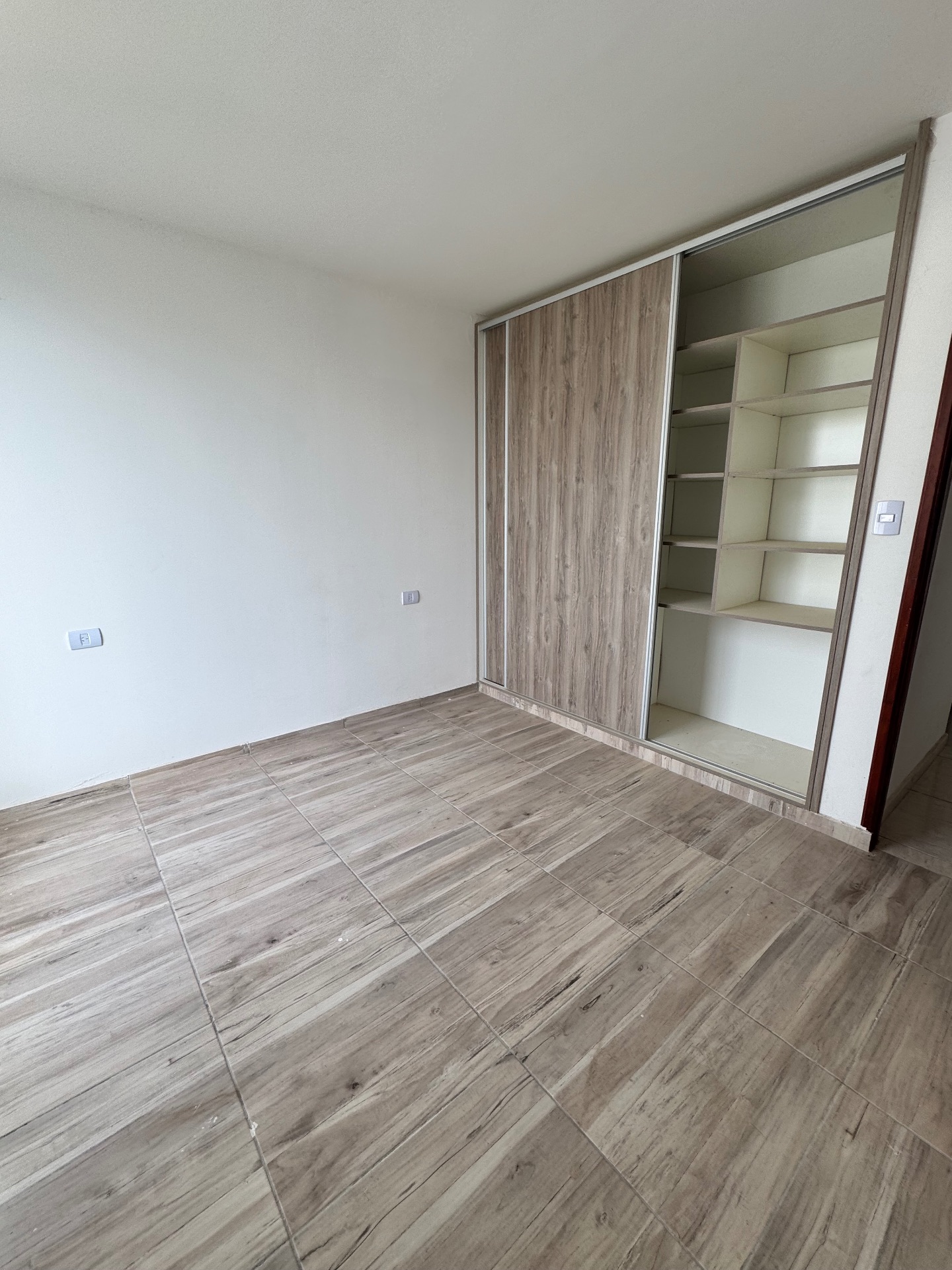 3 dormitorios · baño · living · cocina · patio · cochera - foto 9