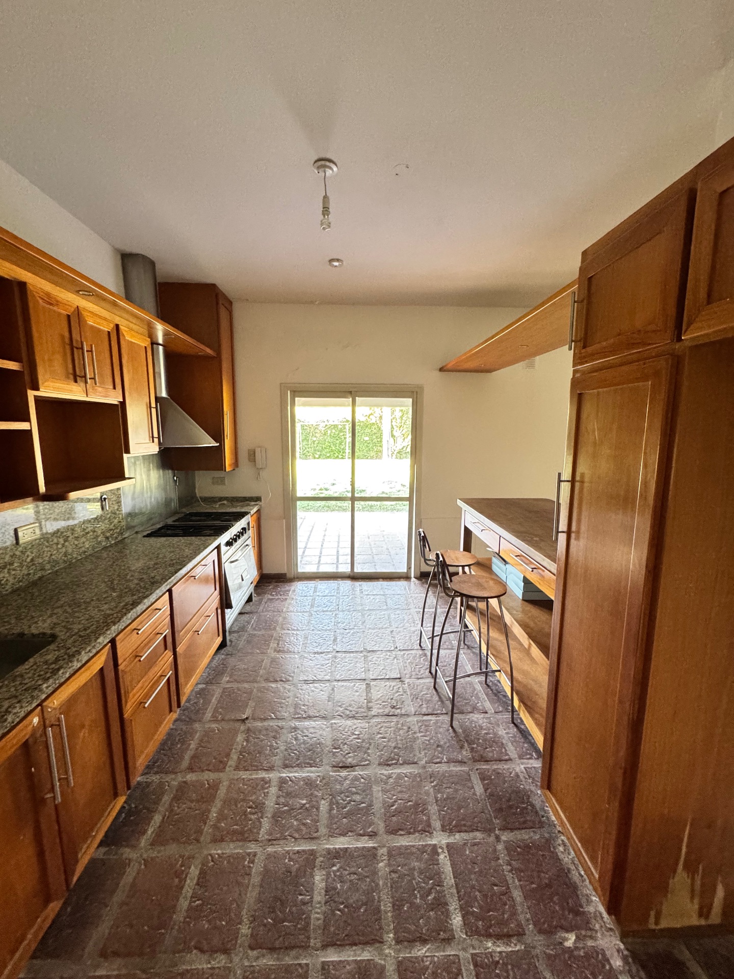 3 habitaciones · 3 baños · cocinan · living · quincho · lavadero · patio · cochera doble - foto 2