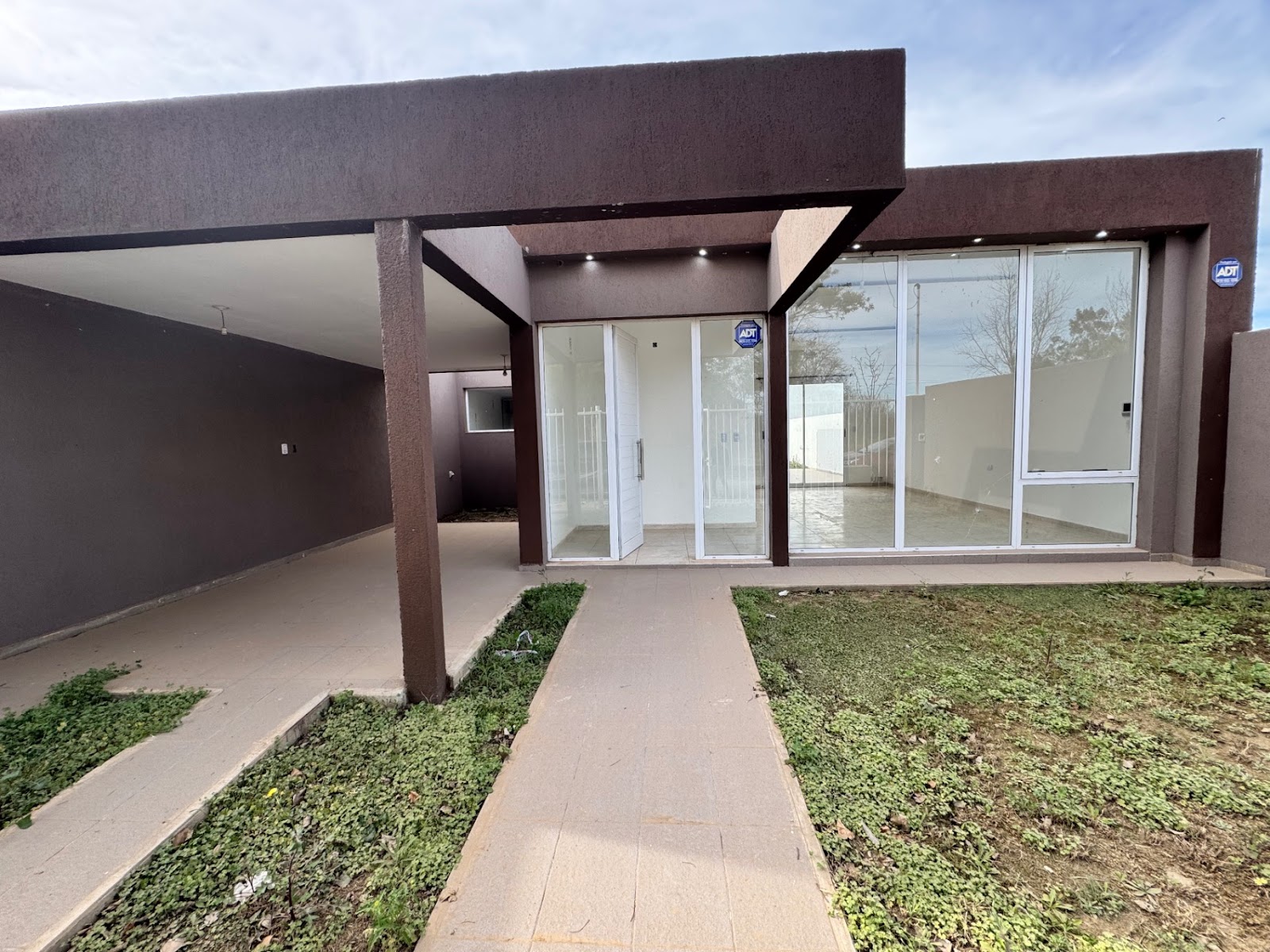 3 dormitorios · baño · living · cocina · patio · cochera - foto 10
