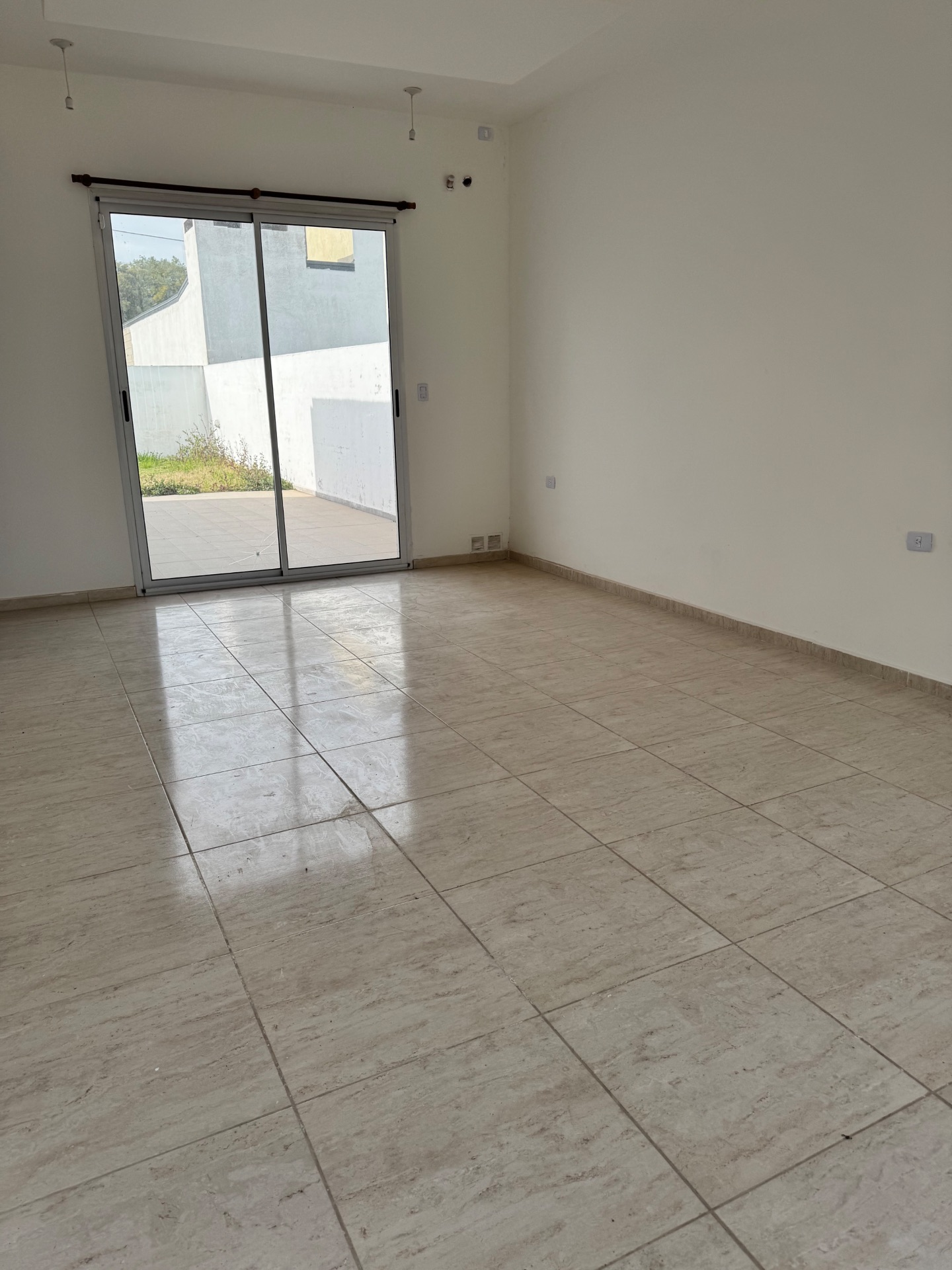 3 dormitorios · baño · living · cocina · patio · cochera - foto 4