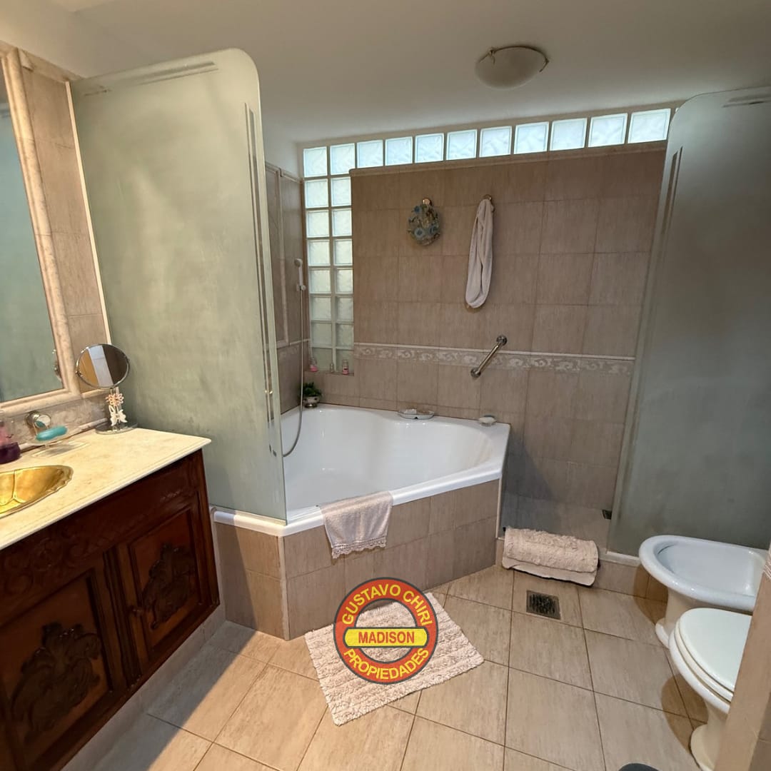 3 Dormitorios · 2 Baños · Living Amplio · Cocina Amplia · Comedor Amplio · Cochera Para Un Vehículo · Oficina · Lavadero · Patio · Piscina - foto 6
