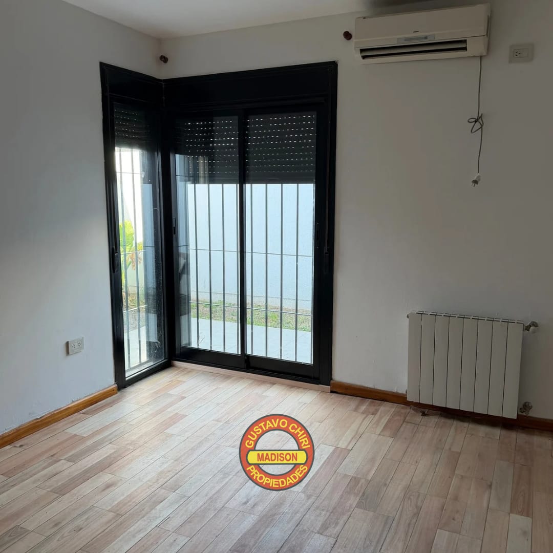 2 Dormitorios (Uno En Primer Piso En Suite Con Vestidor) · 2 Baños · Cocina · Estar-Comedor · Cochera · Asador · Patio. - foto 8