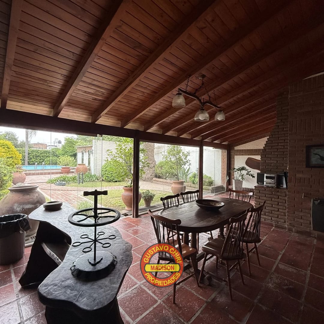 3 Dormitorios (Uno En Suite Con Baño) · 2 Baños · Cocina · Comedor · Cochera · Asador · Patio (Con Pileta) · Living · Lavadero · Depósito · Quincho - foto 10
