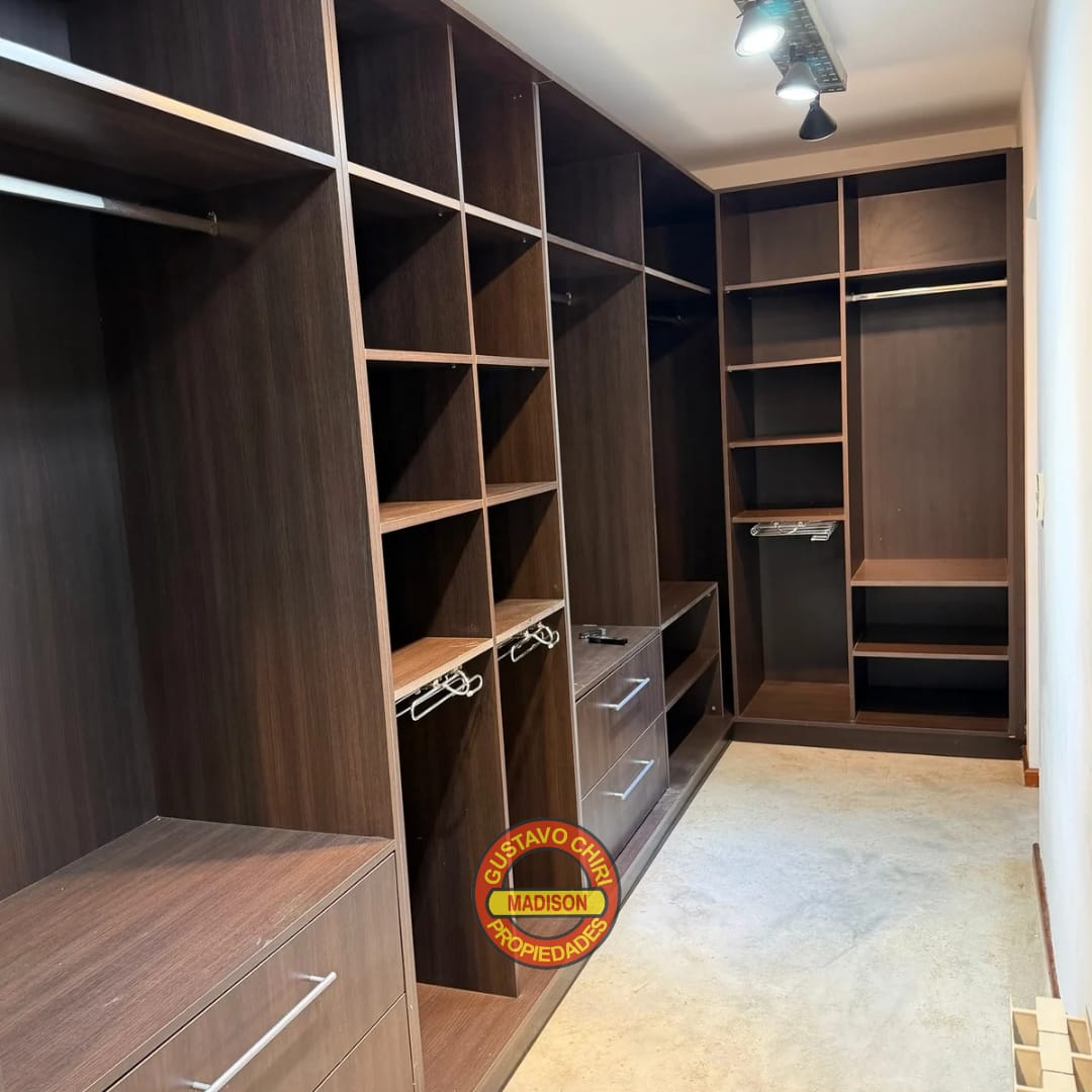 2 Dormitorios (Uno En Primer Piso En Suite Con Vestidor) · 2 Baños · Cocina · Estar-Comedor · Cochera · Asador · Patio. - foto 3
