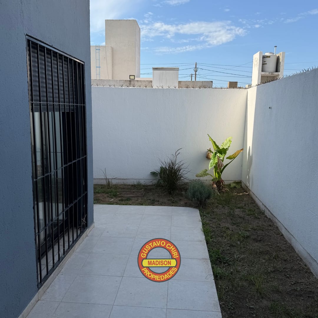 2 Dormitorios (Uno En Primer Piso En Suite Con Vestidor) · 2 Baños · Cocina · Estar-Comedor · Cochera · Asador · Patio. - foto 5