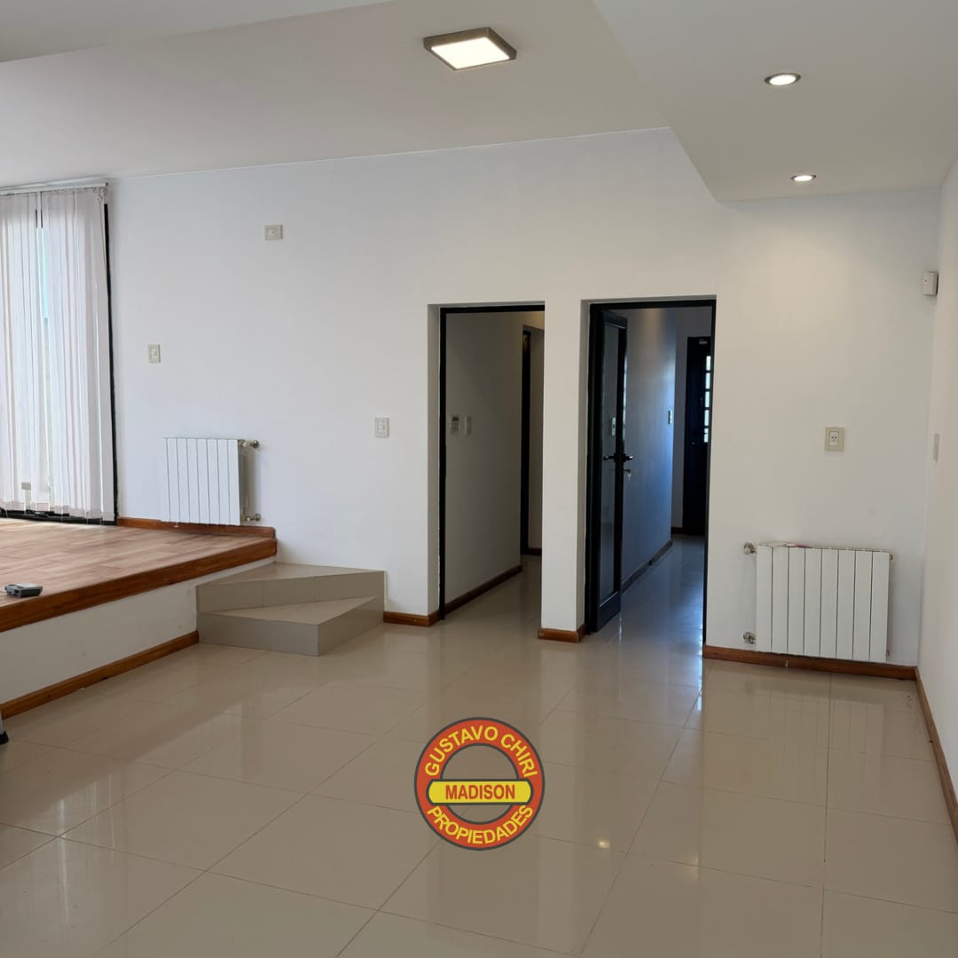 2 Dormitorios (Uno En Primer Piso En Suite Con Vestidor) · 2 Baños · Cocina · Estar-Comedor · Cochera · Asador · Patio. - foto 2